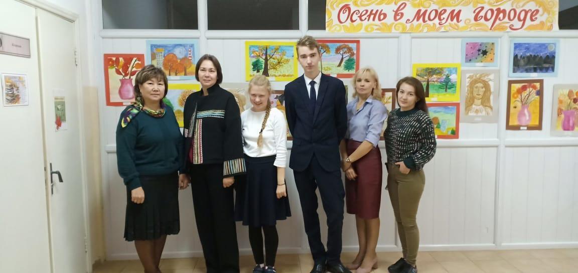 Консул РФ Переверзева Ирина Владимировна посетила урок литературы в 11-м классе и подарила коллекцию книг!