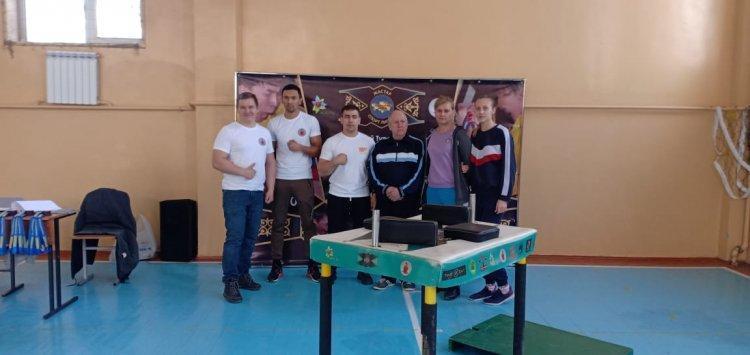 8 февраля в гимназии прошли соревнования по армрестлингу