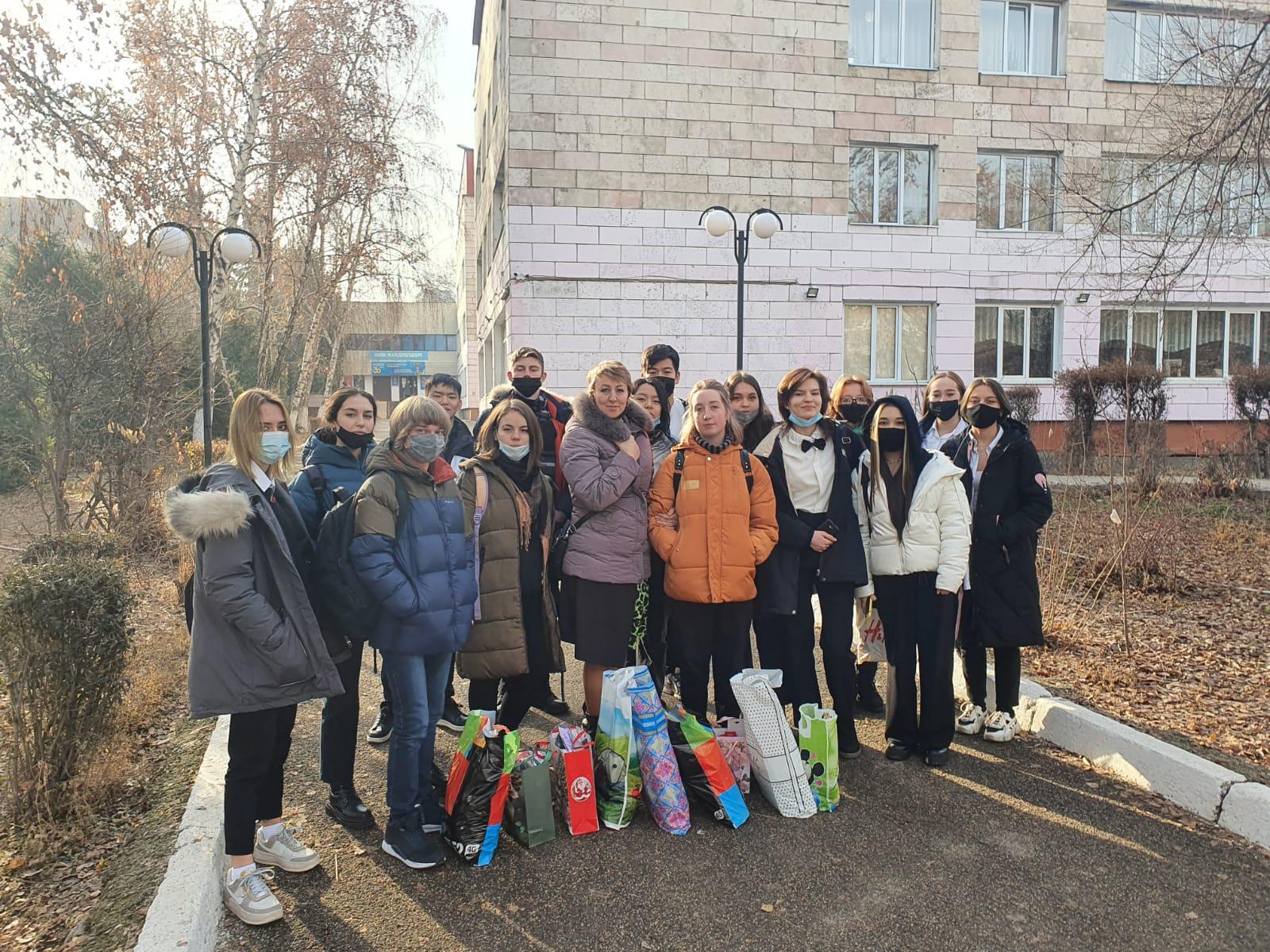 Сегодня, 11б класс в рамках акции "30 добрых дел" посетили Алматинский детский дом «Жануя» и подарили детям подарки.