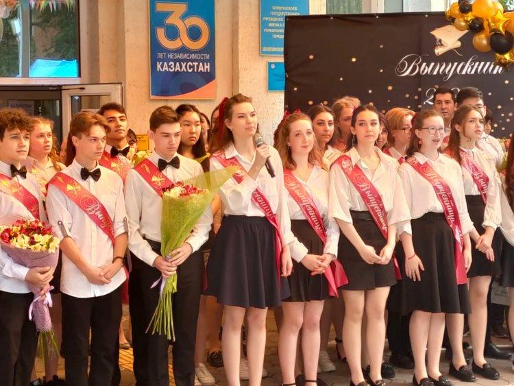 Торжественная линейка, посвященная последнему звонку