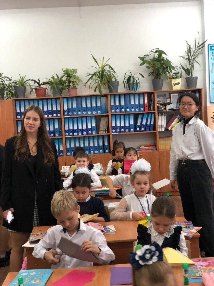 Учащиеся ведут уроки за учителей в преддверии "Дня учителя"