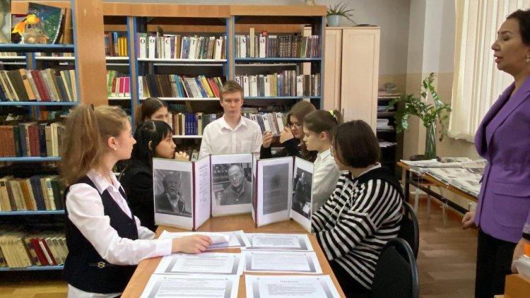 Сегодня 27.01.2023 провели беседу на тему: Мұрату Ауеезову 80лет с 9б классом.