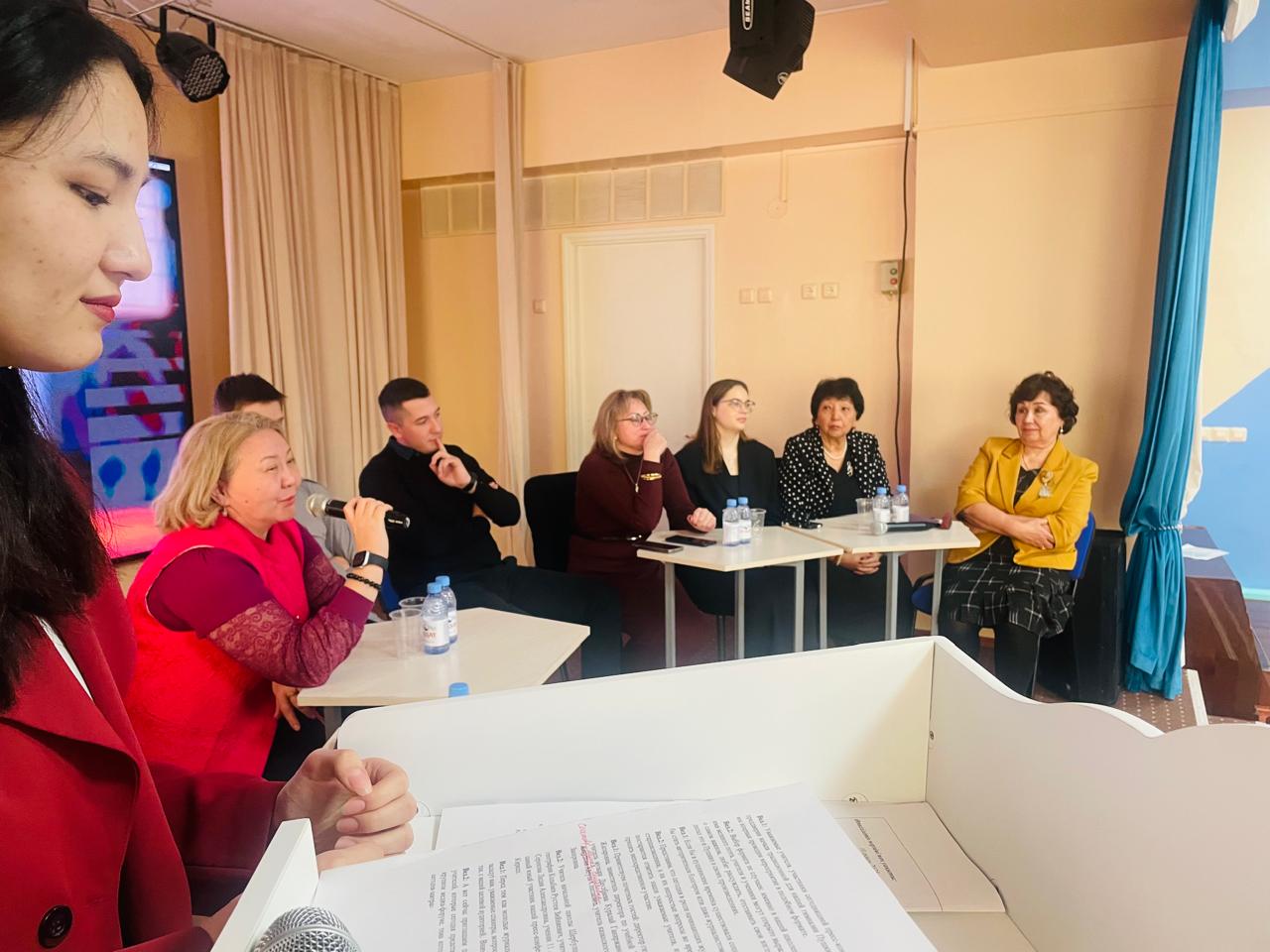 Гимназия мұғалімдері мен оқушылары үшін баспасөз мәслихаты. Пресс-конференция для учителей и учеников гимназии