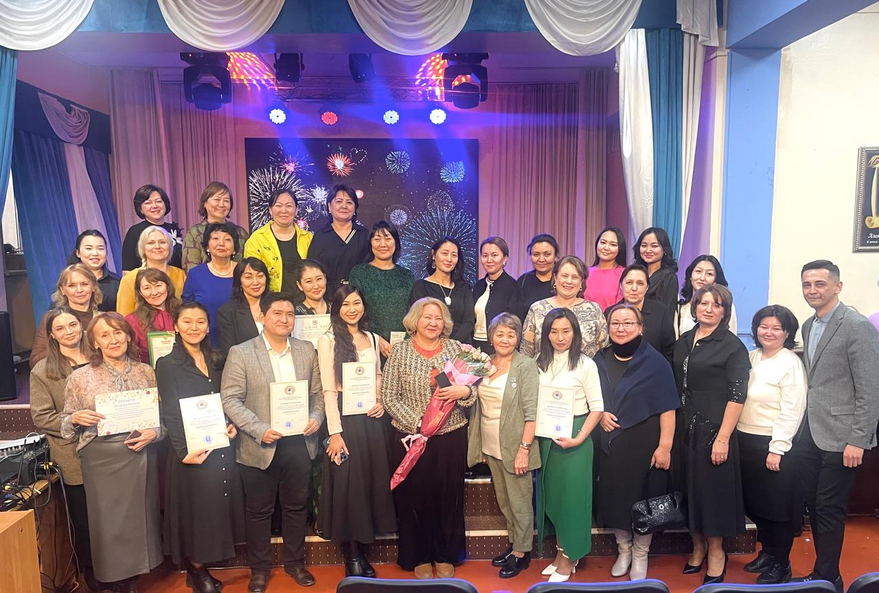 Мерекеге орай үздік ұстаздар марапатқа ие болды. Лучшие из лучших педагоги получили награды в честь праздника