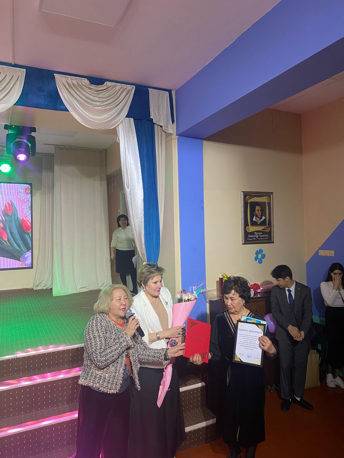 Біздің құрметті кейіпкерімізді құттықтаймыз! Поздравляем нашего уважаемого юбиляра!