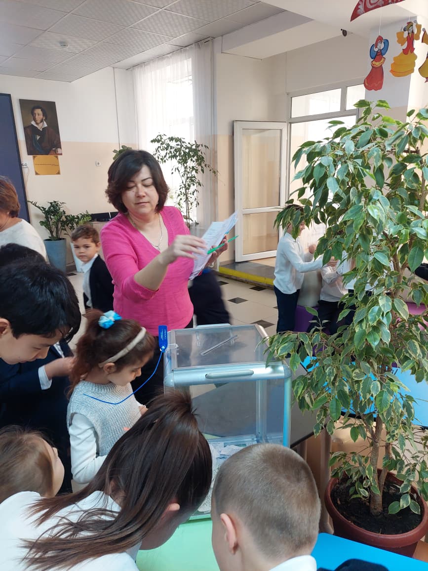 2025 жылғы 17 қазан күні тәрбие жұмысы жоспарына сәйкес гимназия Президентін таңдау өткізілді.