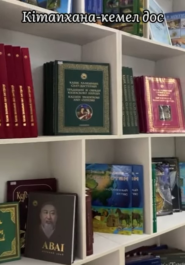Мектеп кітапханасында